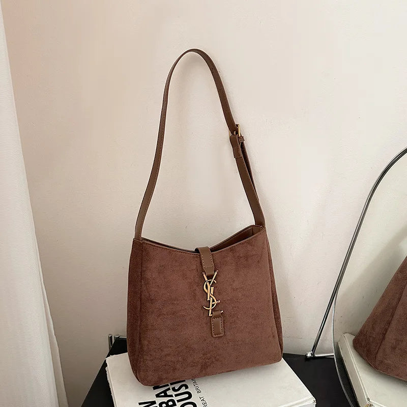 Large Capacity Underarm Bucket Bag .
