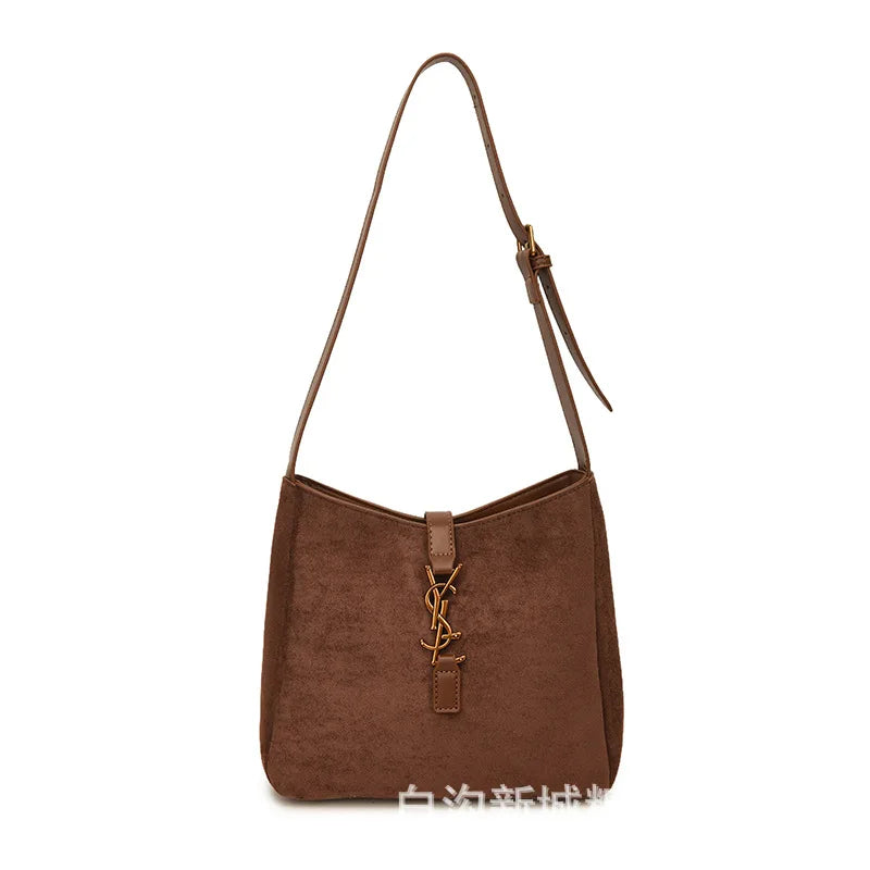 Large Capacity Underarm Bucket Bag .